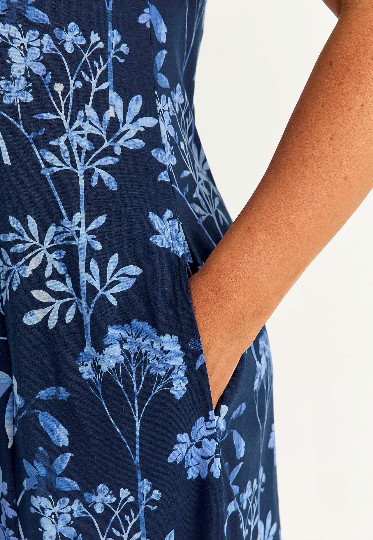 Mustriline taskutega trikotaažkleit