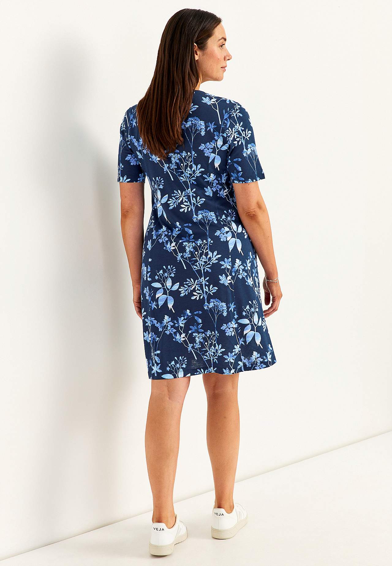 Mustriline taskutega trikotaažkleit