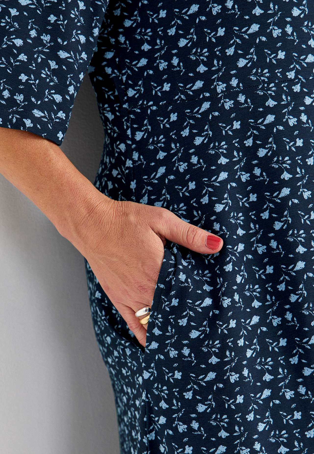 Lilleline trikotaažkleit taskutega