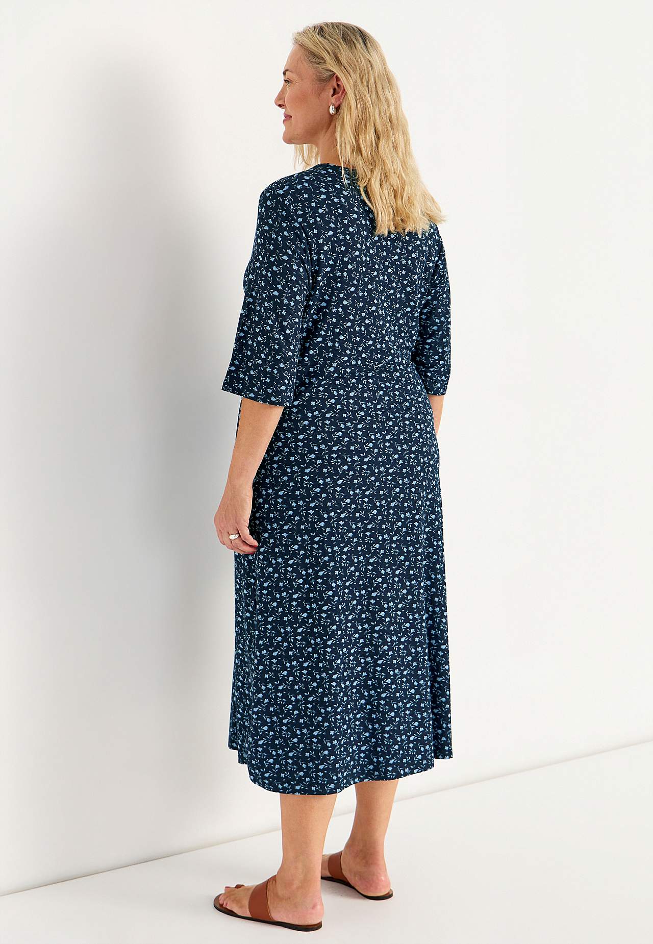 Lilleline trikotaažkleit taskutega