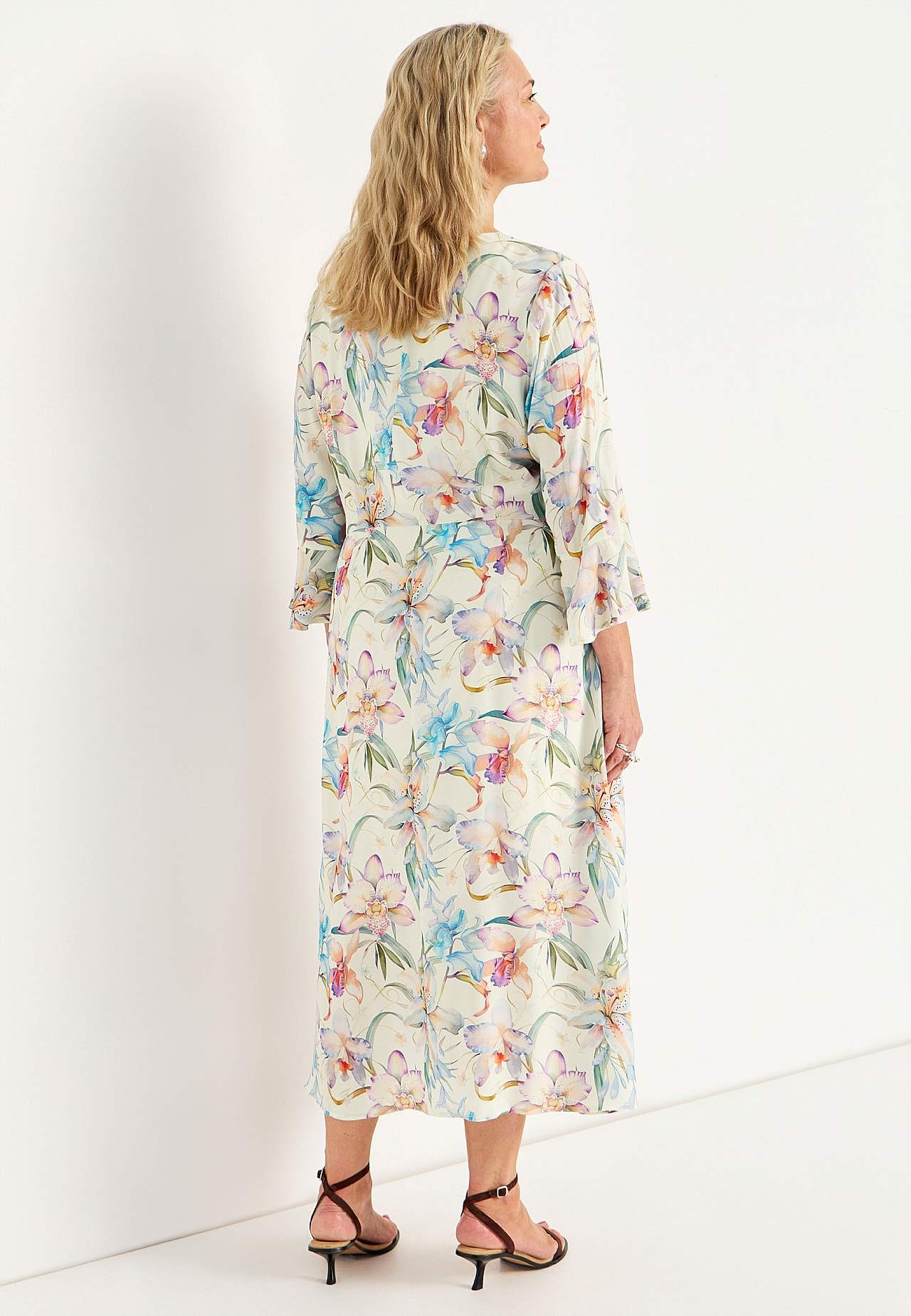 Volangidega varrukatega kleit