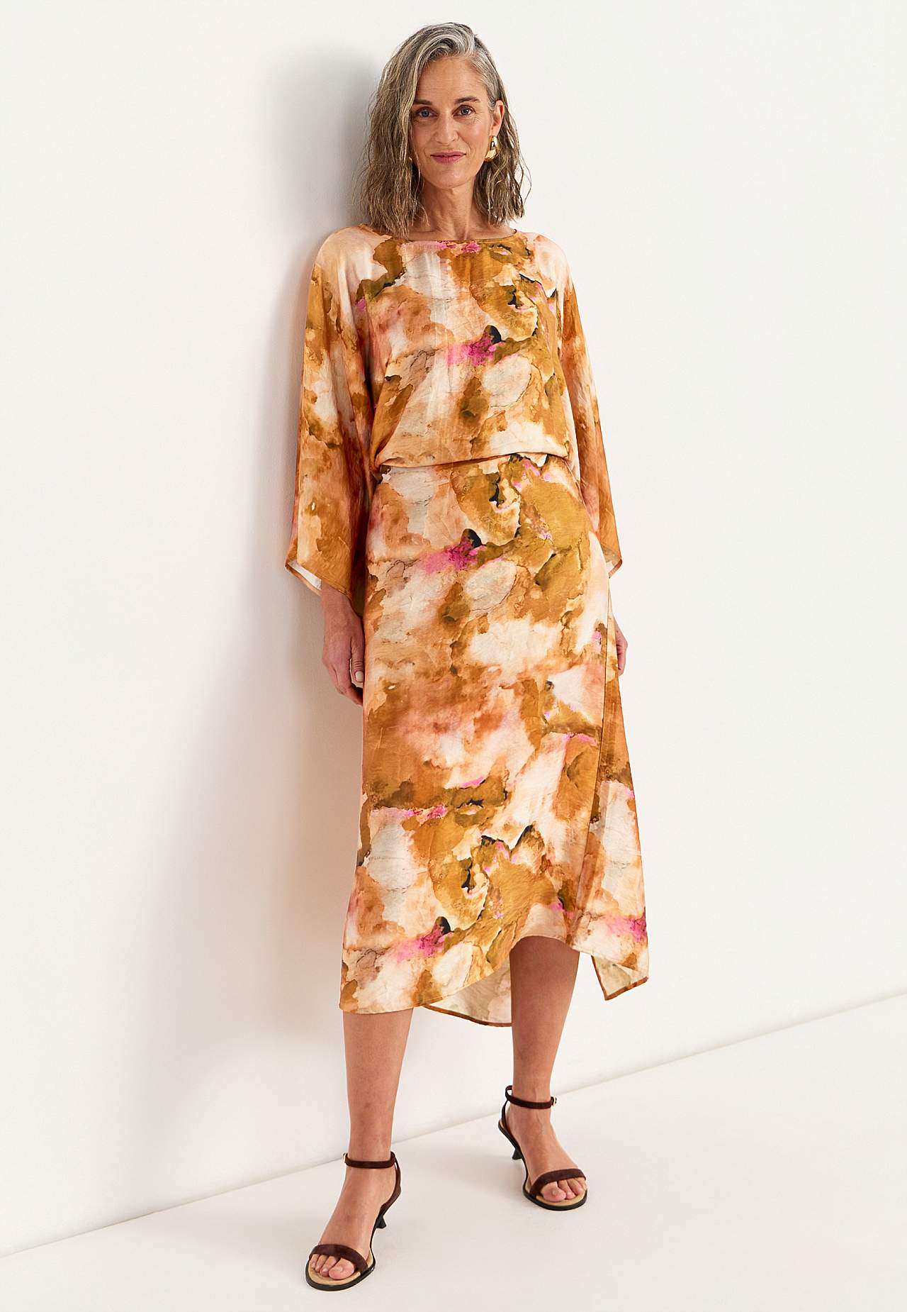 Mustriline kaftan-kleit