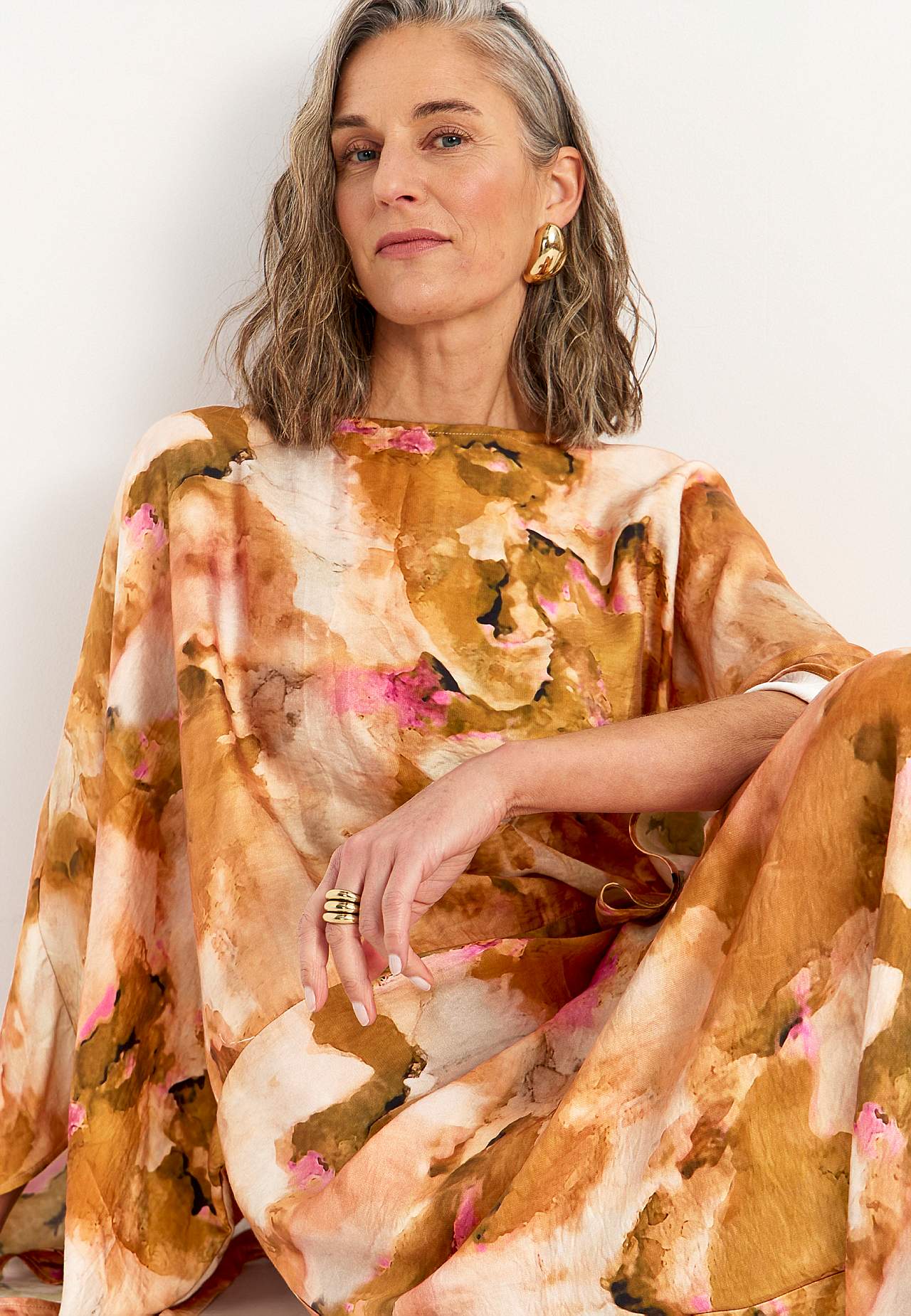 Mustriline kaftan-kleit