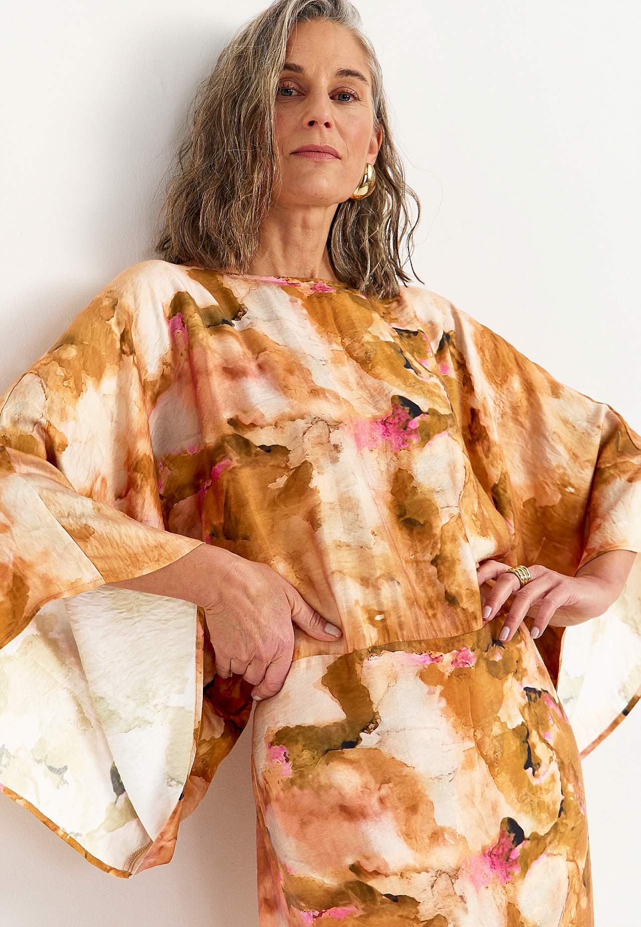 Mustriline kaftan-kleit