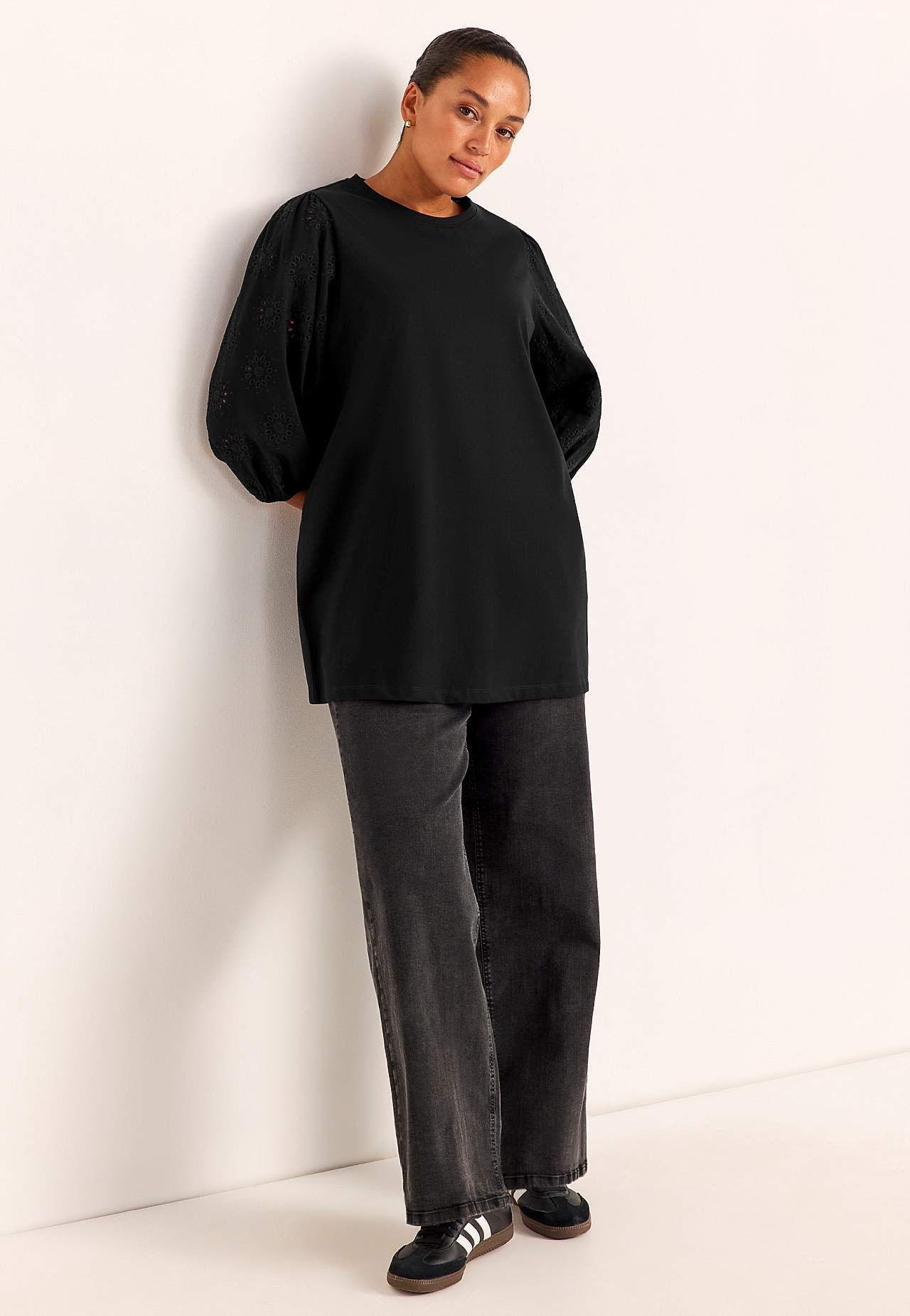 Trikotaažist tuunika broderiitikandis varrukatega