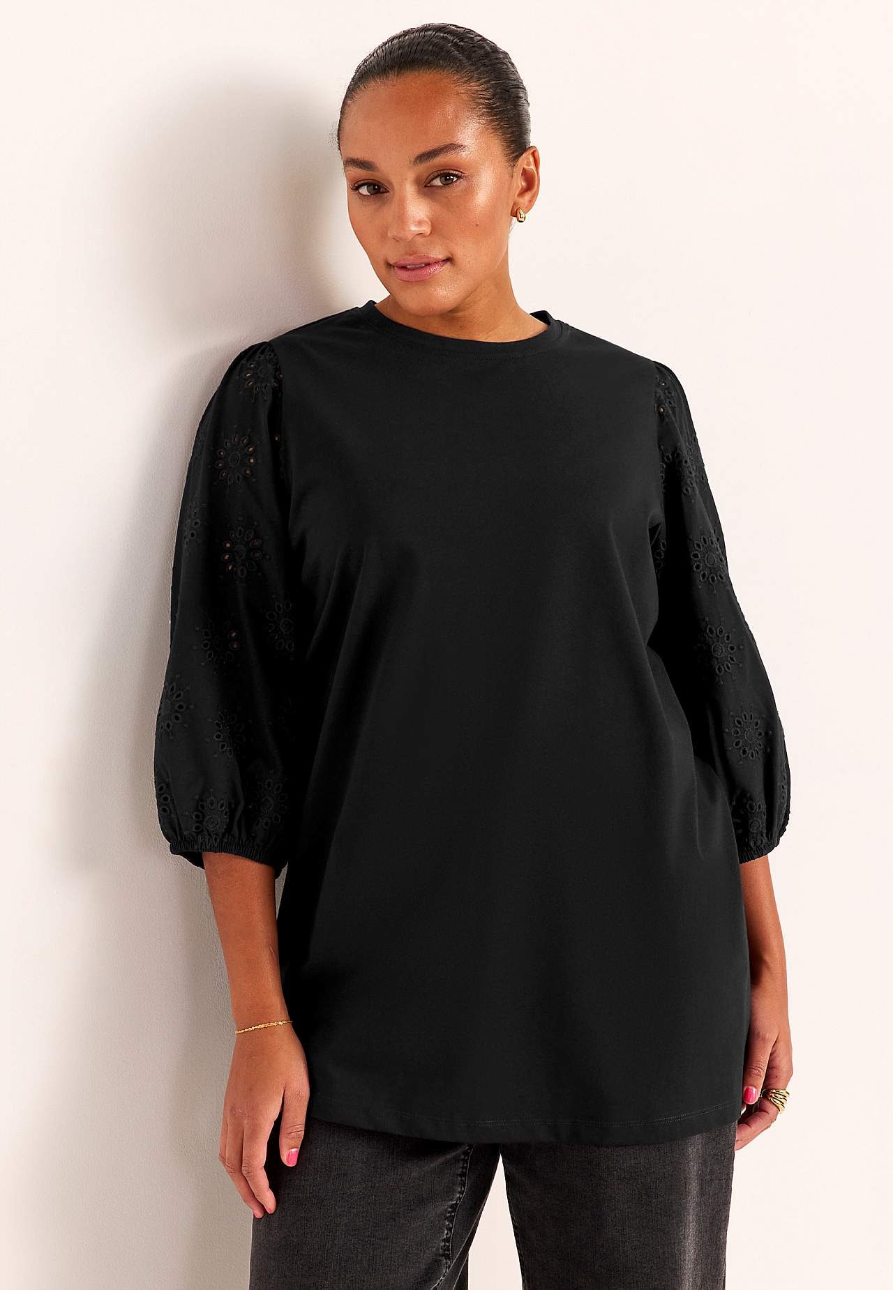 Trikotaažist tuunika broderiitikandis varrukatega