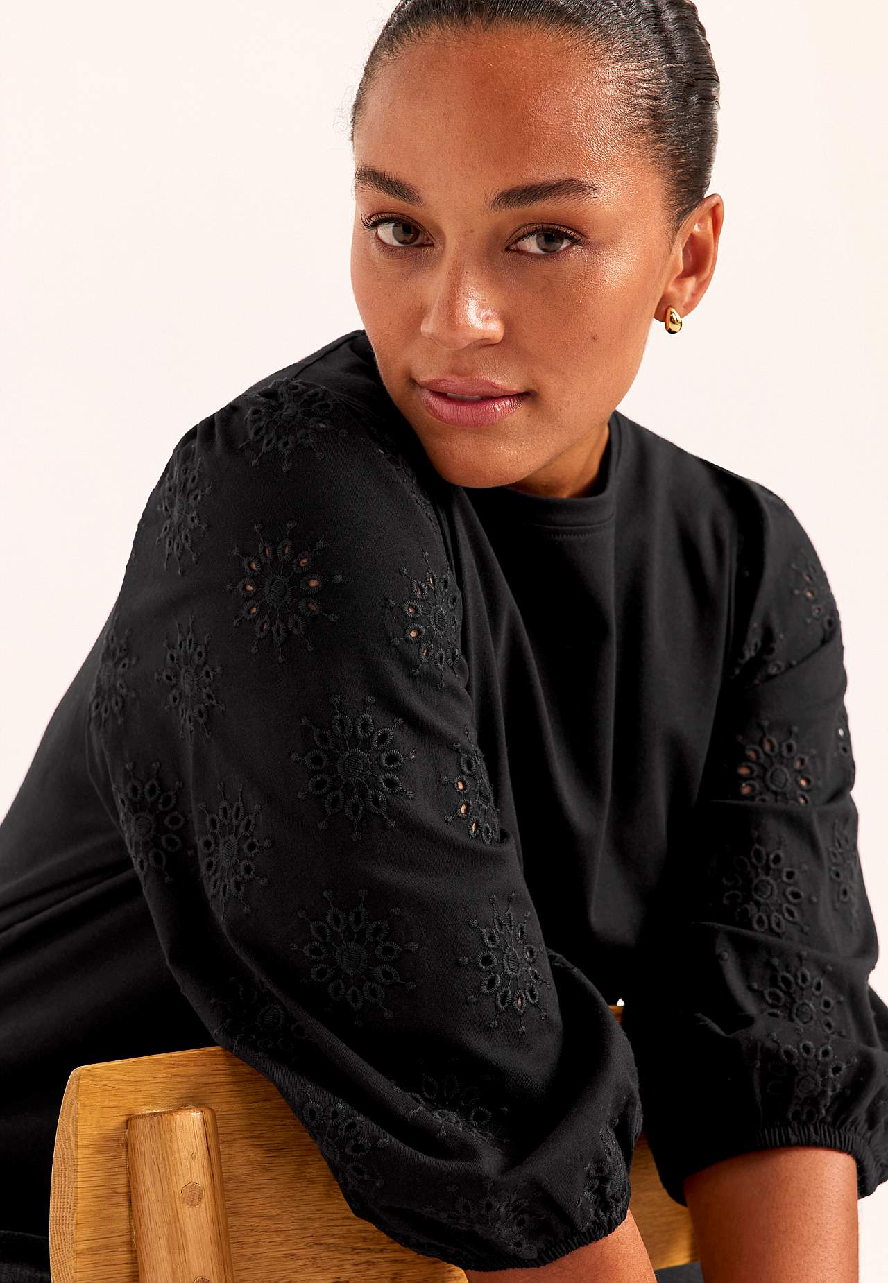 Trikotaažist tuunika broderiitikandis varrukatega