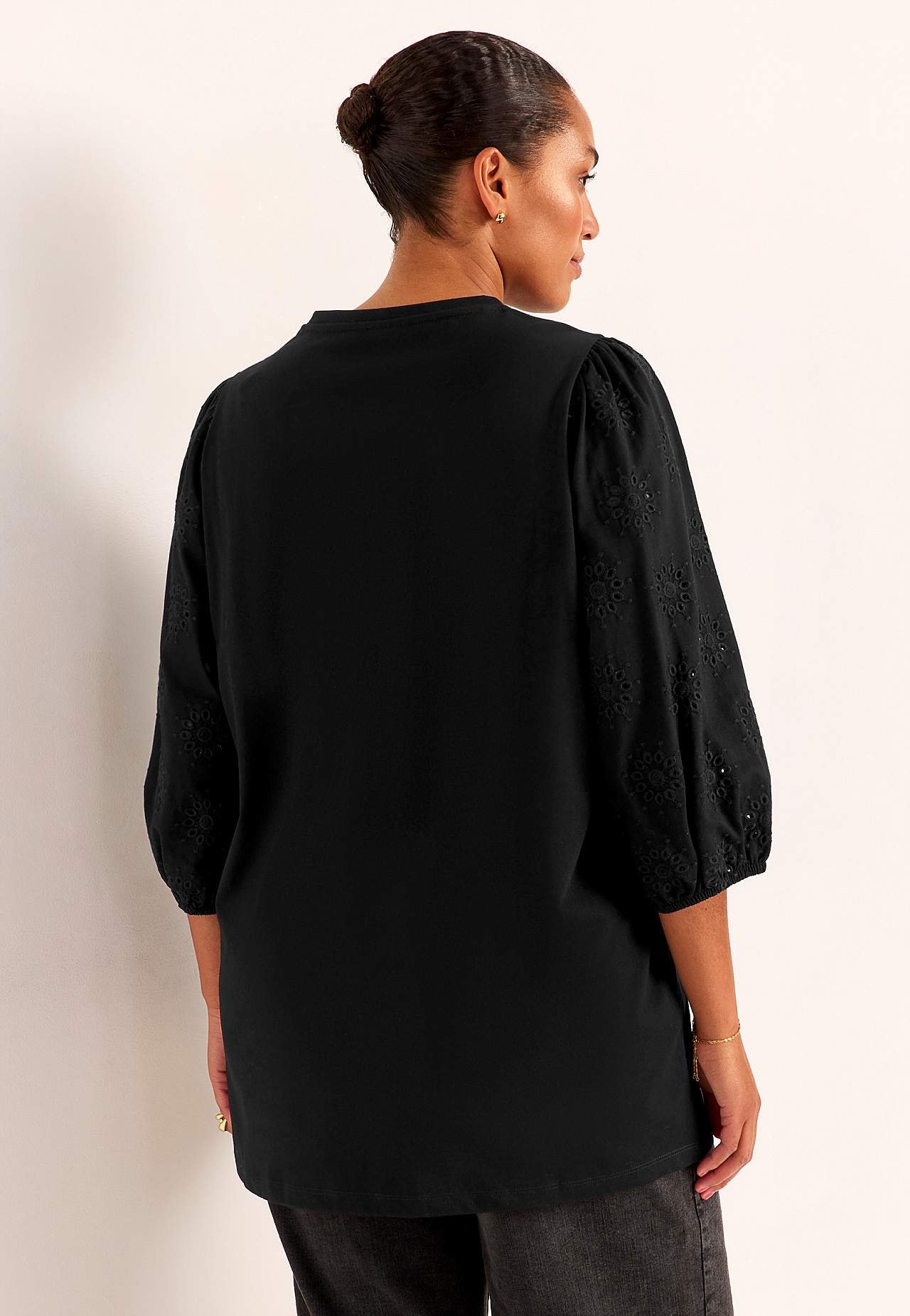 Trikotaažist tuunika broderiitikandis varrukatega