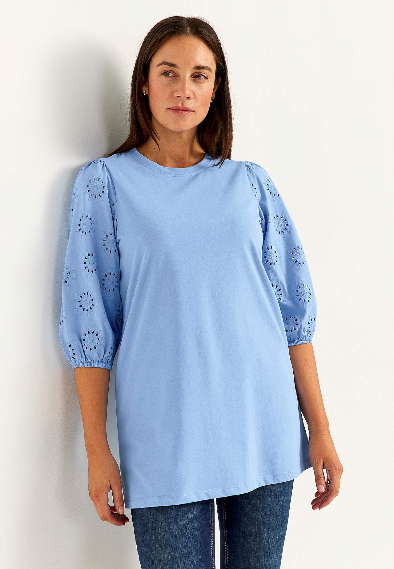 Trikotaažist tuunika broderiitikandis varrukatega