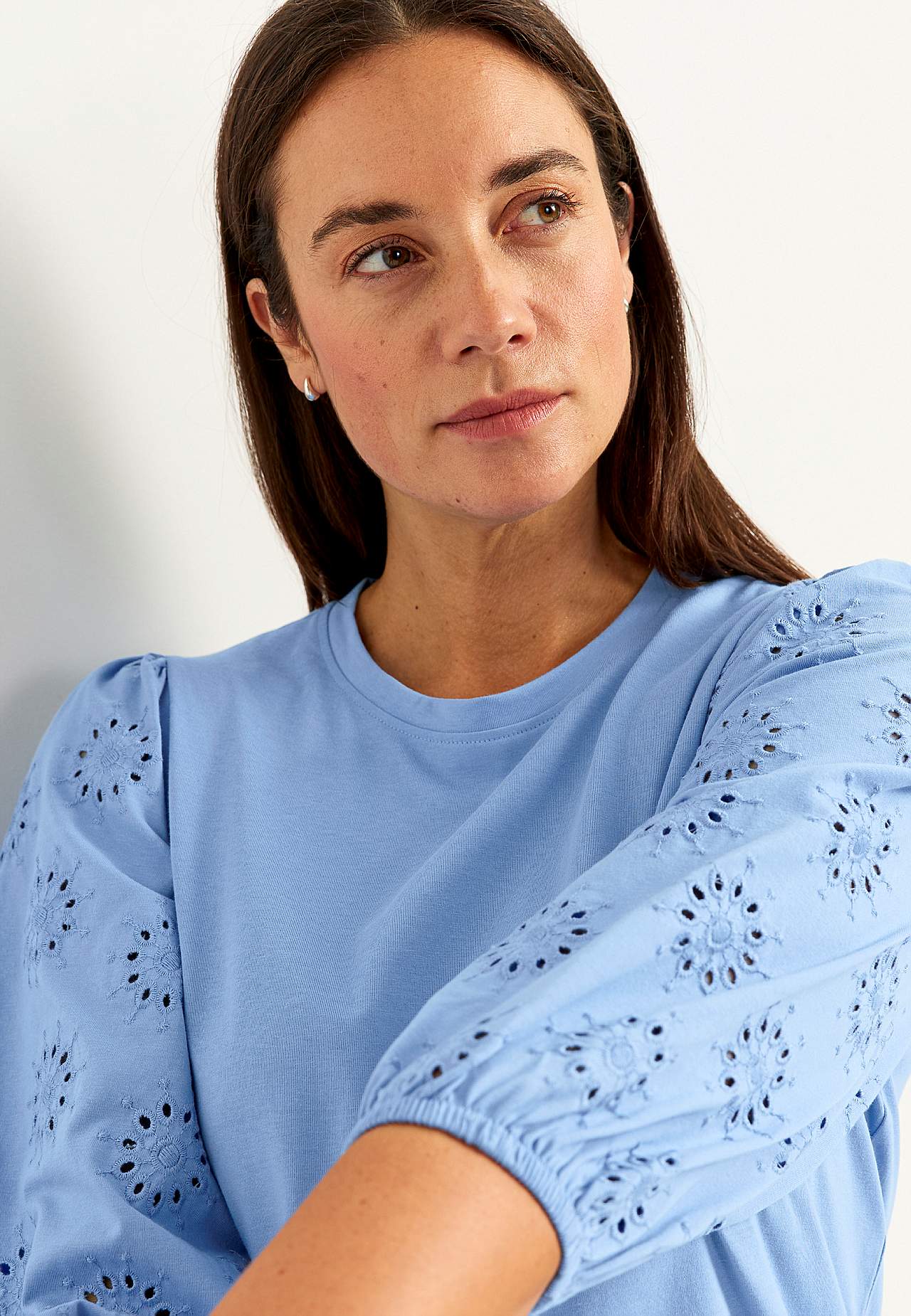 Trikotaažist tuunika broderiitikandis varrukatega