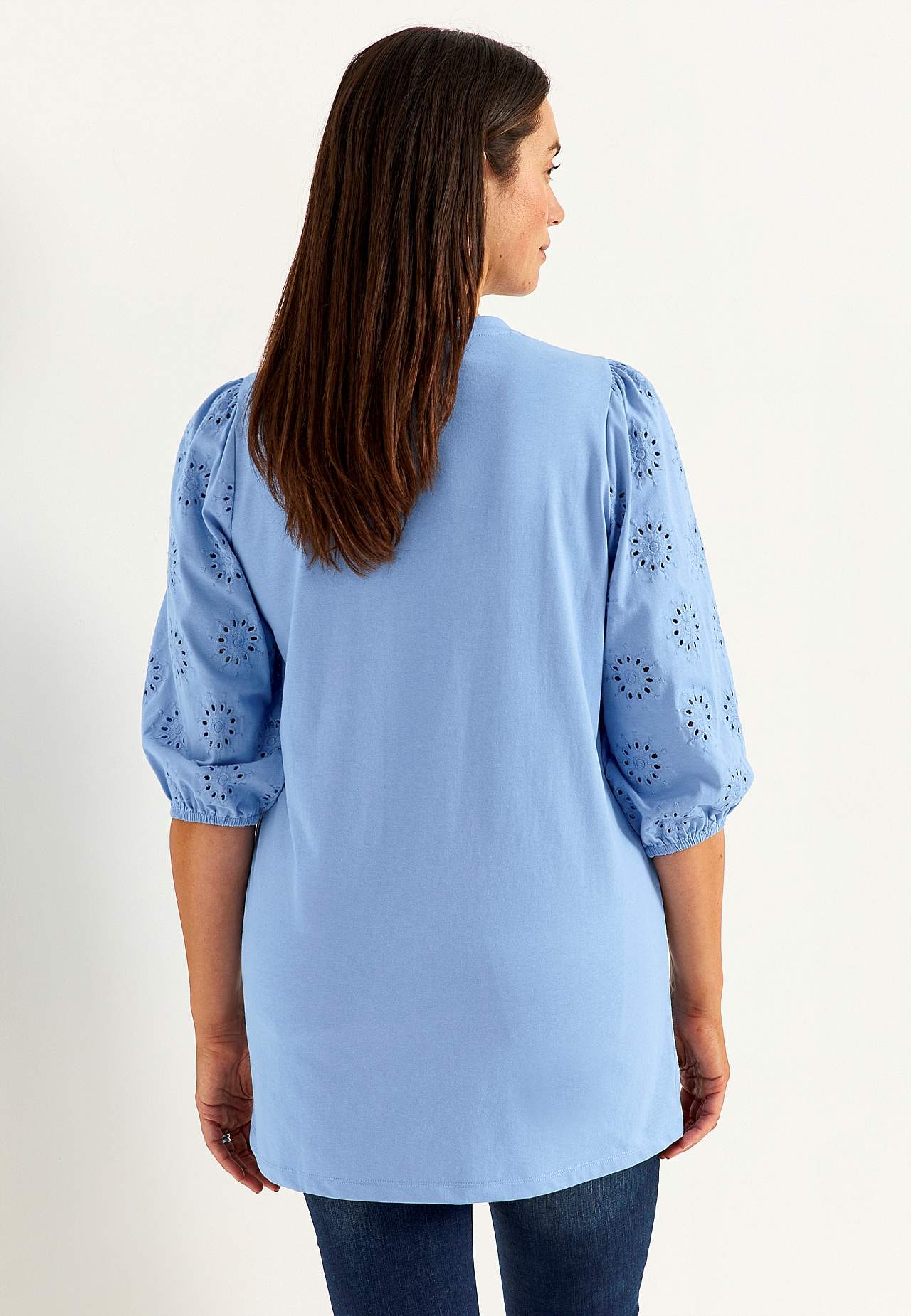 Trikotaažist tuunika broderiitikandis varrukatega