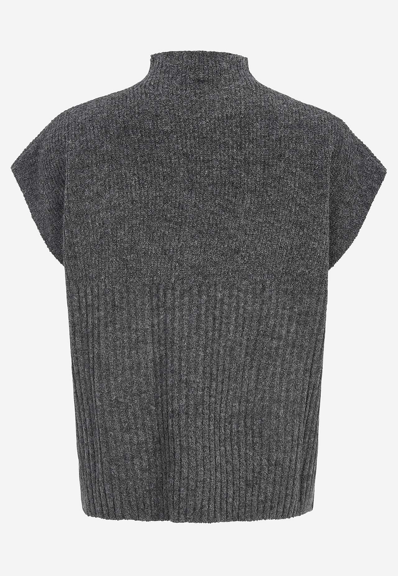 Polokaelusega kootud vest