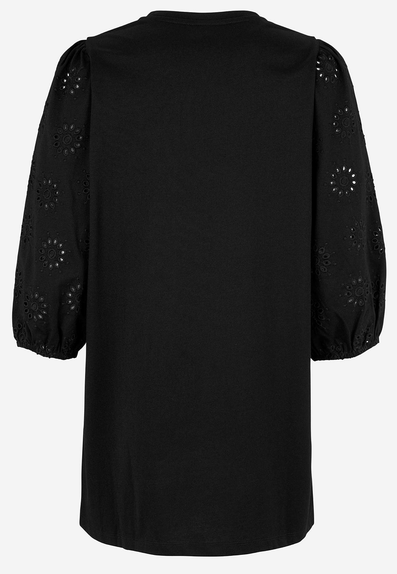 Trikotaažist tuunika broderiitikandis varrukatega